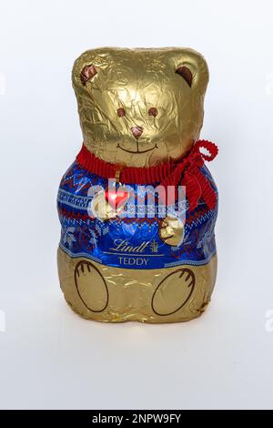 Lindt Schokoladenbär mit blauem Pullover isoliert auf weißem Hintergrund Stockfoto
