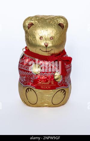 Lindt Schokoladenbär mit rotem Pullover isoliert auf weißem Hintergrund Stockfoto