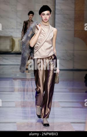 Mailand, Italien. 26. Februar 2023. GIORGIO ARMANI Herbst-Winter 2023-2024 Runway während der Mailänder Fashion Week am 2023. Februar in Mailand; Italien 26/02/2023 Guthaben: dpa/Alamy Live News Stockfoto