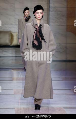 Mailand, Italien. 26. Februar 2023. GIORGIO ARMANI Herbst-Winter 2023-2024 Runway während der Mailänder Fashion Week am 2023. Februar in Mailand; Italien 26/02/2023 Guthaben: dpa/Alamy Live News Stockfoto