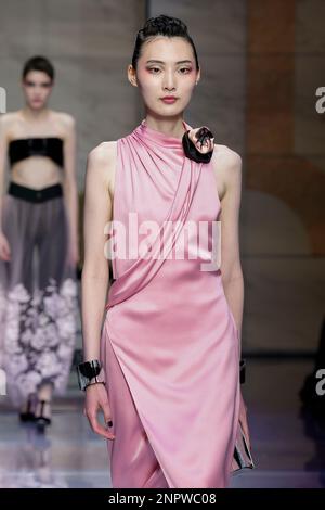 Mailand, Italien. 26. Februar 2023. GIORGIO ARMANI Herbst-Winter 2023-2024 Runway während der Mailänder Fashion Week am 2023. Februar in Mailand; Italien 26/02/2023 Guthaben: dpa/Alamy Live News Stockfoto