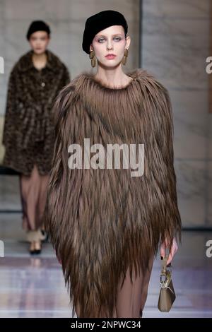 Mailand, Italien. 26. Februar 2023. GIORGIO ARMANI Herbst-Winter 2023-2024 Runway während der Mailänder Fashion Week am 2023. Februar in Mailand; Italien 26/02/2023 Guthaben: dpa/Alamy Live News Stockfoto