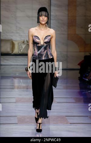 Mailand, Italien. 26. Februar 2023. GIORGIO ARMANI Herbst-Winter 2023-2024 Runway während der Mailänder Fashion Week am 2023. Februar in Mailand; Italien 26/02/2023 Guthaben: dpa/Alamy Live News Stockfoto