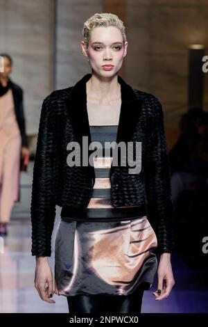 Mailand, Italien. 26. Februar 2023. GIORGIO ARMANI Herbst-Winter 2023-2024 Runway während der Mailänder Fashion Week am 2023. Februar in Mailand; Italien 26/02/2023 Guthaben: dpa/Alamy Live News Stockfoto