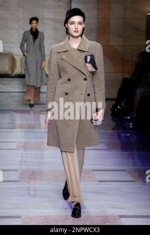 Mailand, Italien. 26. Februar 2023. GIORGIO ARMANI Herbst-Winter 2023-2024 Runway während der Mailänder Fashion Week am 2023. Februar in Mailand; Italien 26/02/2023 Guthaben: dpa/Alamy Live News Stockfoto