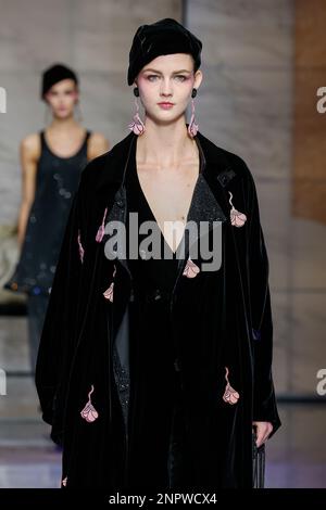 Mailand, Italien. 26. Februar 2023. GIORGIO ARMANI Herbst-Winter 2023-2024 Runway während der Mailänder Fashion Week am 2023. Februar in Mailand; Italien 26/02/2023 Guthaben: dpa/Alamy Live News Stockfoto