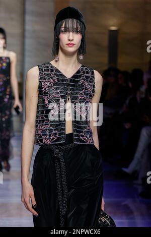 Mailand, Italien. 26. Februar 2023. GIORGIO ARMANI Herbst-Winter 2023-2024 Runway während der Mailänder Fashion Week am 2023. Februar in Mailand; Italien 26/02/2023 Guthaben: dpa/Alamy Live News Stockfoto