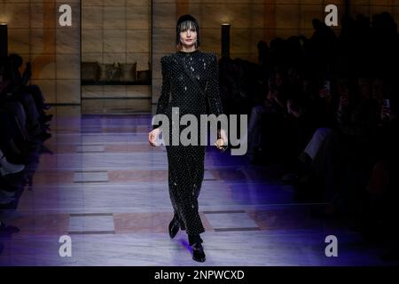 Mailand, Italien. 26. Februar 2023. GIORGIO ARMANI Herbst-Winter 2023-2024 Runway während der Mailänder Fashion Week am 2023. Februar in Mailand; Italien 26/02/2023 Guthaben: dpa/Alamy Live News Stockfoto