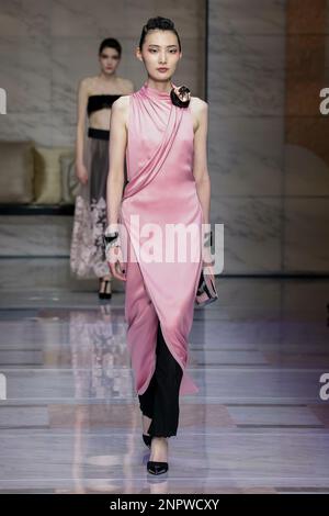 Mailand, Italien. 26. Februar 2023. GIORGIO ARMANI Herbst-Winter 2023-2024 Runway während der Mailänder Fashion Week am 2023. Februar in Mailand; Italien 26/02/2023 Guthaben: dpa/Alamy Live News Stockfoto