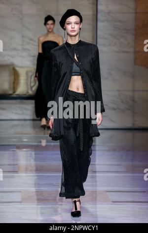Mailand, Italien. 26. Februar 2023. GIORGIO ARMANI Herbst-Winter 2023-2024 Runway während der Mailänder Fashion Week am 2023. Februar in Mailand; Italien 26/02/2023 Guthaben: dpa/Alamy Live News Stockfoto