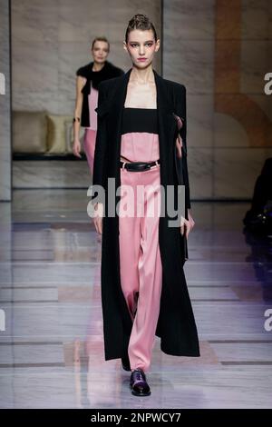 Mailand, Italien. 26. Februar 2023. GIORGIO ARMANI Herbst-Winter 2023-2024 Runway während der Mailänder Fashion Week am 2023. Februar in Mailand; Italien 26/02/2023 Guthaben: dpa/Alamy Live News Stockfoto