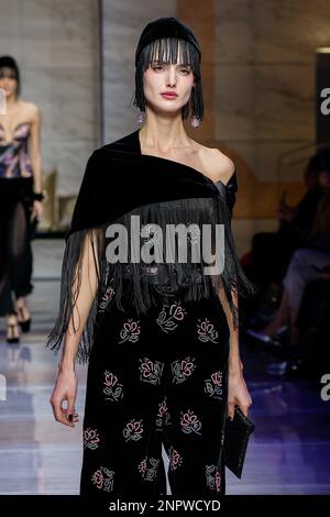 Mailand, Italien. 26. Februar 2023. GIORGIO ARMANI Herbst-Winter 2023-2024 Runway während der Mailänder Fashion Week am 2023. Februar in Mailand; Italien 26/02/2023 Guthaben: dpa/Alamy Live News Stockfoto