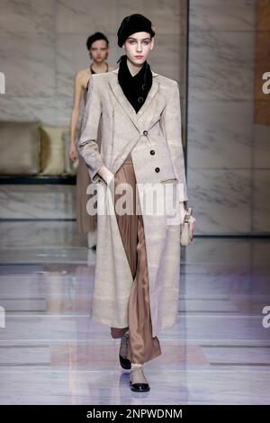 Mailand, Italien. 26. Februar 2023. GIORGIO ARMANI Herbst-Winter 2023-2024 Runway während der Mailänder Fashion Week am 2023. Februar in Mailand; Italien 26/02/2023 Guthaben: dpa/Alamy Live News Stockfoto