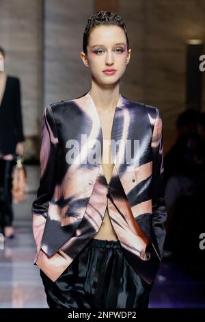 Mailand, Italien. 26. Februar 2023. GIORGIO ARMANI Herbst-Winter 2023-2024 Runway während der Mailänder Fashion Week am 2023. Februar in Mailand; Italien 26/02/2023 Guthaben: dpa/Alamy Live News Stockfoto