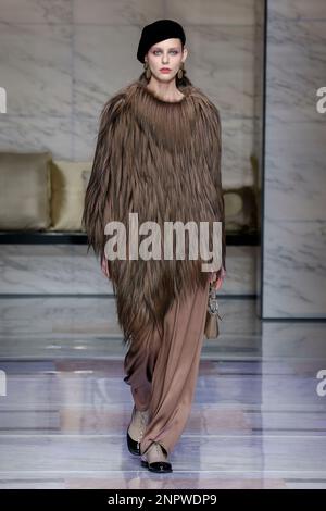 Mailand, Italien. 26. Februar 2023. GIORGIO ARMANI Herbst-Winter 2023-2024 Runway während der Mailänder Fashion Week am 2023. Februar in Mailand; Italien 26/02/2023 Guthaben: dpa/Alamy Live News Stockfoto