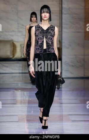 Mailand, Italien. 26. Februar 2023. GIORGIO ARMANI Herbst-Winter 2023-2024 Runway während der Mailänder Fashion Week am 2023. Februar in Mailand; Italien 26/02/2023 Guthaben: dpa/Alamy Live News Stockfoto