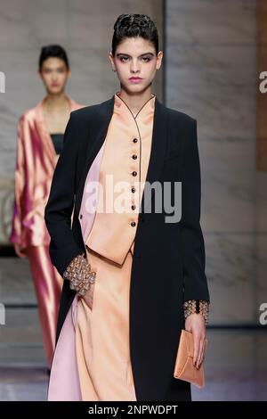 Mailand, Italien. 26. Februar 2023. GIORGIO ARMANI Herbst-Winter 2023-2024 Runway während der Mailänder Fashion Week am 2023. Februar in Mailand; Italien 26/02/2023 Guthaben: dpa/Alamy Live News Stockfoto