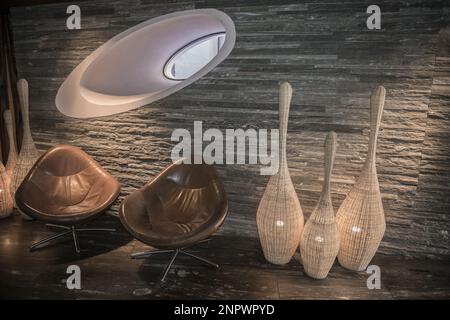 Wunderschöne Hausecke mit eleganten Möbeln und Dekoration in der Schweiz. Stockfoto