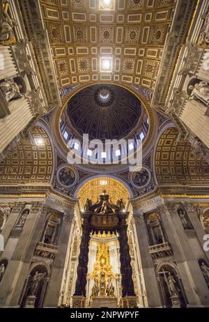 Im Inneren des Petersdoms mit Sonnenlicht in Rom, Latium in Italien. Stockfoto