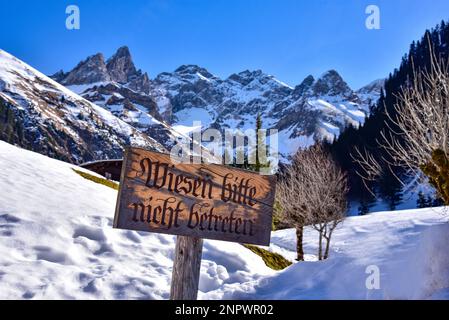 Hinweisschild in Einödsbach im Stillachtal bei Oberstdorf in den Allgäu-Alpen, im Hintergrund links die Trettachspitze (2595 m) Stockfoto