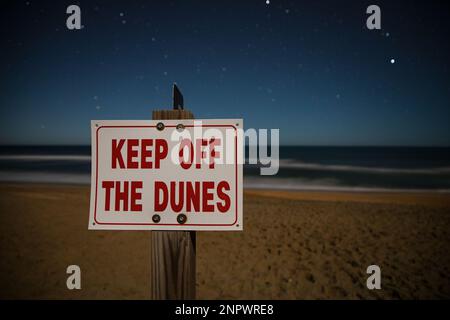 Warnschild „Dünen nicht betreten“ am Strand Stockfoto