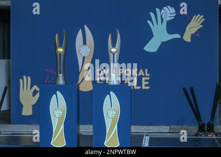 Mannheim, Deutschland. 26. Februar 2023. Mannheim, Deutschland, Februar 26. 2023: Trophäe für Männer und Frauen nach dem Womens DVV-Pokal-Finalspiel 2022/2023 zwischen SSC Palmberg Schwerin und SC Potsdam in der SAP-Arena in Mannheim. (Norina Toenges/SPP) Kredit: SPP Sport Press Photo. Alamy Live News Stockfoto