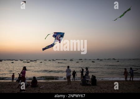 Pattaya, Thailand. 26. Februar 2023. Touristen und Einheimische genießen das Pattaya International Kite Festival in Pattaya, Thailand, am Montag, den 27. Februar 2023. Der Tourismus ist in den letzten Wochen nach Thailand zurückgekehrt, insbesondere chinesische Touristen, denen kürzlich wieder Auslandsreisen gestattet wurden. (Kreditbild: © Andre Malerba/ZUMA Press Wire) NUR REDAKTIONELLE VERWENDUNG! Nicht für den kommerziellen GEBRAUCH! Stockfoto