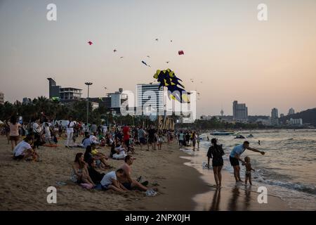 Pattaya, Thailand. 26. Februar 2023. Touristen und Einheimische genießen das Pattaya International Kite Festival in Pattaya, Thailand, am Montag, den 27. Februar 2023. Der Tourismus ist in den letzten Wochen nach Thailand zurückgekehrt, insbesondere chinesische Touristen, denen kürzlich wieder Auslandsreisen gestattet wurden. (Kreditbild: © Andre Malerba/ZUMA Press Wire) NUR REDAKTIONELLE VERWENDUNG! Nicht für den kommerziellen GEBRAUCH! Stockfoto