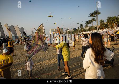 Pattaya, Thailand. 26. Februar 2023. Touristen und Einheimische genießen das Pattaya International Kite Festival in Pattaya, Thailand, am Montag, den 27. Februar 2023. Der Tourismus ist in den letzten Wochen nach Thailand zurückgekehrt, insbesondere chinesische Touristen, denen kürzlich wieder Auslandsreisen gestattet wurden. (Kreditbild: © Andre Malerba/ZUMA Press Wire) NUR REDAKTIONELLE VERWENDUNG! Nicht für den kommerziellen GEBRAUCH! Stockfoto