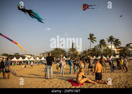 Pattaya, Thailand. 26. Februar 2023. Touristen und Einheimische genießen das Pattaya International Kite Festival in Pattaya, Thailand, am Montag, den 27. Februar 2023. Der Tourismus ist in den letzten Wochen nach Thailand zurückgekehrt, insbesondere chinesische Touristen, denen kürzlich wieder Auslandsreisen gestattet wurden. (Kreditbild: © Andre Malerba/ZUMA Press Wire) NUR REDAKTIONELLE VERWENDUNG! Nicht für den kommerziellen GEBRAUCH! Stockfoto