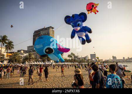 Pattaya, Thailand. 26. Februar 2023. Touristen und Einheimische genießen das Pattaya International Kite Festival in Pattaya, Thailand, am Montag, den 27. Februar 2023. Der Tourismus ist in den letzten Wochen nach Thailand zurückgekehrt, insbesondere chinesische Touristen, denen kürzlich wieder Auslandsreisen gestattet wurden. (Kreditbild: © Andre Malerba/ZUMA Press Wire) NUR REDAKTIONELLE VERWENDUNG! Nicht für den kommerziellen GEBRAUCH! Stockfoto