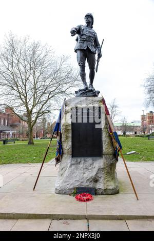 Gedenkfeier zum 123. Jahrestag der Anklage von Pieter's Hill im Böhlerkrieg. Regimentsstandards stützen sich auf die Statue Stockfoto