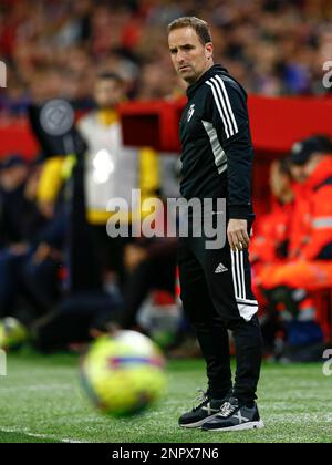 CA Osasuna Cheftrainer Jagoba Arrasate während des Spiels La Liga zwischen dem FC Sevilla und CA Osasuna am 26. Februar im Sanchez Pizjuan Stadion in Sevilla, Spanien. (Foto: Antonio Pozo / PRESSIN) Stockfoto