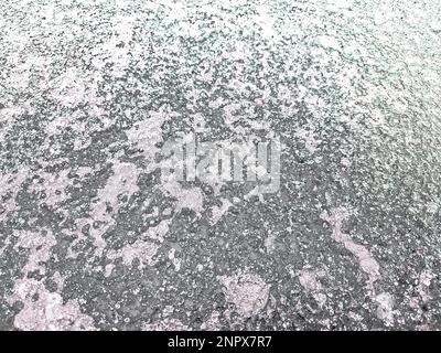 Nahaufnahme einer Eisschicht auf einer Windschutzscheibe Stockfoto