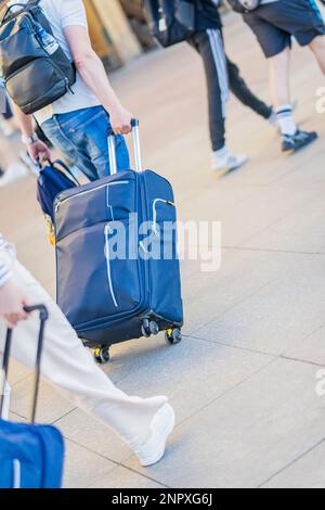 Abstrakter wandelnder Mann mit Koffer und Rucksäcken, das Konzept der Auswanderung, Abreise. Absichtliche Neigung, Soft-Selektive Fokussierung Stockfoto