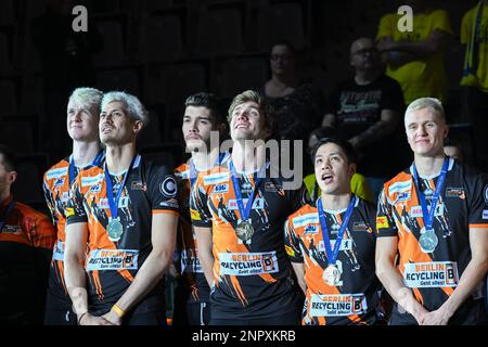 Mannheim, Deutschland. 26. Februar 2023. Mannheim, Deutschland, Februar 26. 2023: Marek Sotola (17 Berlin), Nehemiah Mote (5 Berlin), Matheus Krauchuk (18 Berlin), Cody Kessel (11 Berlin), Satoshi Tsuiki (2 Berlin) und Antti Ronkainen (3 Berlin) Während der Nationalhymne nach dem DVV-Pokal-Finalspiel der Herren 2022/2023 zwischen SWD Powervolleys Dueren und BERLIN RECYCLING Volleys in der SAP Arena in Mannheim. (Norina Toenges/SPP) Kredit: SPP Sport Press Photo. Alamy Live News Stockfoto