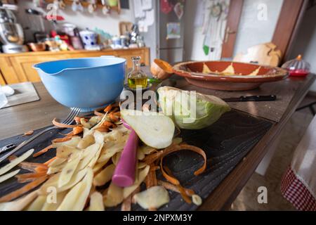 Ein Haufen Obst- und Gemüseschalen stellt organische Abfälle dar, die während der Zubereitung der Mahlzeit anfallen. Diese Schrott können kompostiert werden, um Abfall zu reduzieren Stockfoto