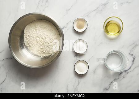 Weiche Lavasch-Brotzutaten Mehl, Hefen, Öl, Wasser und Salz. Stockfoto