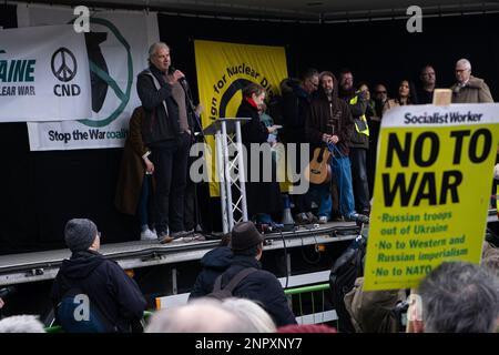 London, Großbritannien. 25. Februar 2023. Andrej Hunko hält eine Rede vor versammelten Demonstranten am Trafalgar Square. Nach dem ersten Jahrestag des Krieges zwischen Russland und der Ukraine versammelten sich Protestgruppen in Central London und marschierten zum Trafalgar Square, um Frieden in der Ukraine und im Iran zu fordern. Kredit: SOPA Images Limited/Alamy Live News Stockfoto