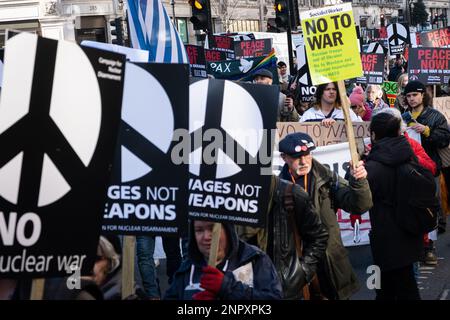 London, Großbritannien. 25. Februar 2023. Demonstranten wurden während des demonstrationsmarsches mit verschiedenen Plakaten mit Anti-Kriegs-Botschaften gesehen. Nach dem ersten Jahrestag des Krieges zwischen Russland und der Ukraine versammelten sich Protestgruppen in Central London und marschierten zum Trafalgar Square, um Frieden in der Ukraine und im Iran zu fordern. Kredit: SOPA Images Limited/Alamy Live News Stockfoto