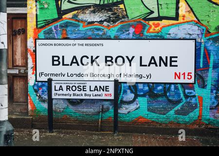 London, Großbritannien. 26. Januar 2023 Die Bewohner haben ein großes Black Boy Lane Straßenschild als Protest aufgestellt, nachdem die Straße in La Rose Lane umbenannt wurde. © Waldemar Sikora Stockfoto