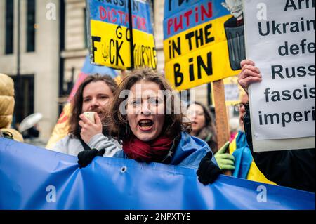 Frau, die die Ukraine bei einem Protest unterstützt Stockfoto