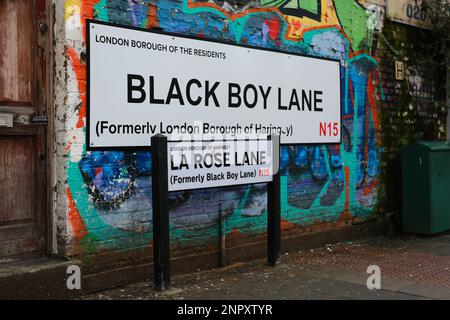 London, Großbritannien. 26. Januar 2023 Die Bewohner haben ein großes Black Boy Lane Straßenschild als Protest aufgestellt, nachdem die Straße in La Rose Lane umbenannt wurde. © Waldemar Sikora Stockfoto