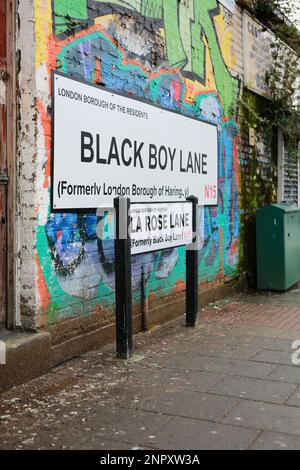 London, Großbritannien. 26. Januar 2023 Die Bewohner haben ein großes Black Boy Lane Straßenschild als Protest aufgestellt, nachdem die Straße in La Rose Lane umbenannt wurde. © Waldemar Sikora Stockfoto