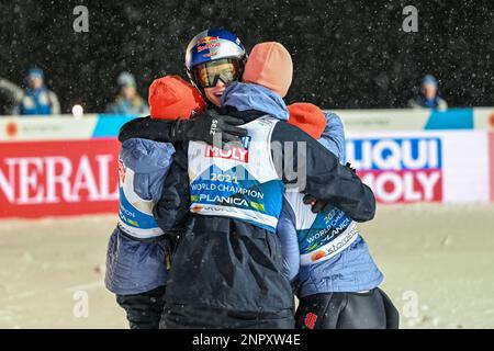 Planica, Slowenien. 26. Februar 2023. Die Mitglieder der deutschen Mannschaft feiern ihren Sieg beim Ski Jumping Mixed Team HS102-Wettbewerb bei den Nordic World Championships in Planica. Kredit: SOPA Images Limited/Alamy Live News Stockfoto