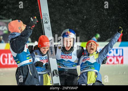 Planica, Slowenien. 26. Februar 2023. Die Mitglieder der deutschen Mannschaft feiern ihren Sieg beim Ski Jumping Mixed Team HS102-Wettbewerb bei den Nordic World Championships in Planica. Kredit: SOPA Images Limited/Alamy Live News Stockfoto