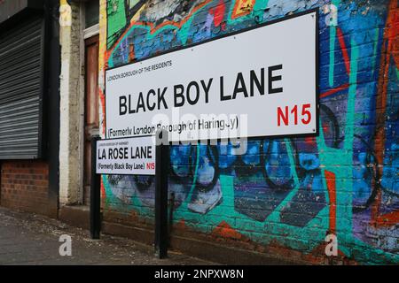 London, Großbritannien. 26. Januar 2023 Die Bewohner haben ein großes Black Boy Lane Straßenschild als Protest aufgestellt, nachdem die Straße in La Rose Lane umbenannt wurde. © Waldemar Sikora Stockfoto