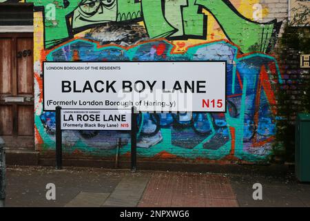 London, Großbritannien. 26. Januar 2023 Die Bewohner haben ein großes Black Boy Lane Straßenschild als Protest aufgestellt, nachdem die Straße in La Rose Lane umbenannt wurde. © Waldemar Sikora Stockfoto