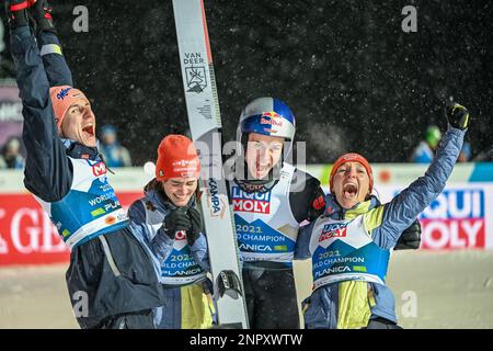 Planica, Slowenien. 26. Februar 2023. Die Mitglieder der deutschen Mannschaft feiern ihren Sieg beim Ski Jumping Mixed Team HS102-Wettbewerb bei den Nordic World Championships in Planica. Kredit: SOPA Images Limited/Alamy Live News Stockfoto