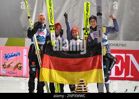 Planica, Slowenien. 26. Februar 2023. Die Mitglieder der deutschen Mannschaft feiern ihren Sieg beim Ski Jumping Mixed Team HS102-Wettbewerb bei den Nordic World Championships in Planica. Kredit: SOPA Images Limited/Alamy Live News Stockfoto